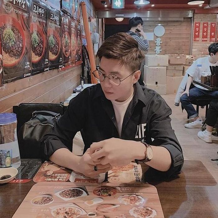 Trên trang cá nhân, chàng "hot boy hàng không" thường xuyên đăng những bức ảnh check-in tại nhiều địa điểm du lịch nổi tiếng. Hải Cường được nhiều người yêu thích nhờ phong cách thời trang "chất" không kém gì các "oppa" Hàn Quốc.