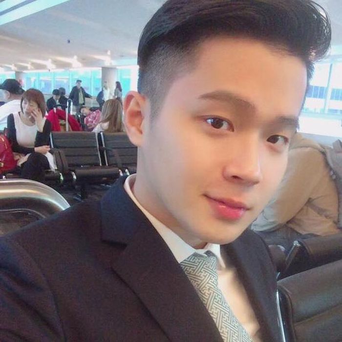 Gương mặt sáng, nụ cười duyên của Quốc Huy nhận được nhiều lời khen ngợi từ dân mạng. Tuy nhiên, thông tin cá nhân của anh chàng ít được tiết lộ khiến nhiều người tò mò.