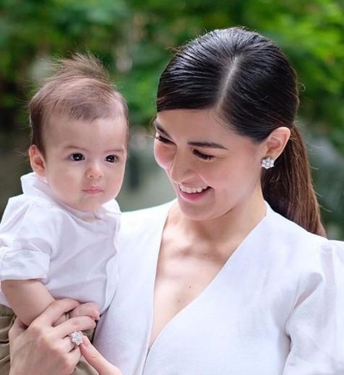 Mới 3 tháng tuổi nhưng cậu nhóc rất bảnh bao với đôi mắt sáng, thừa hưởng nhiều nét đẹp của cả bố và mẹ.