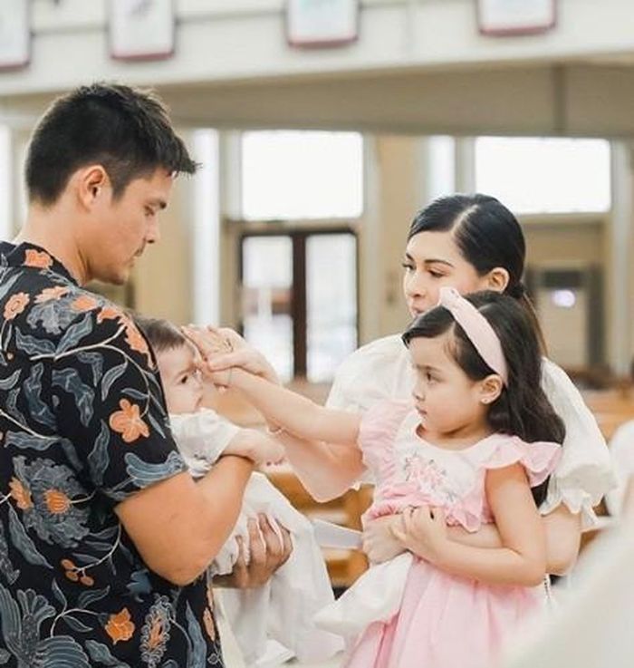 Cả gia đình 4 người tham gia lễ rửa tội cho cậu bé Jose Sixto.