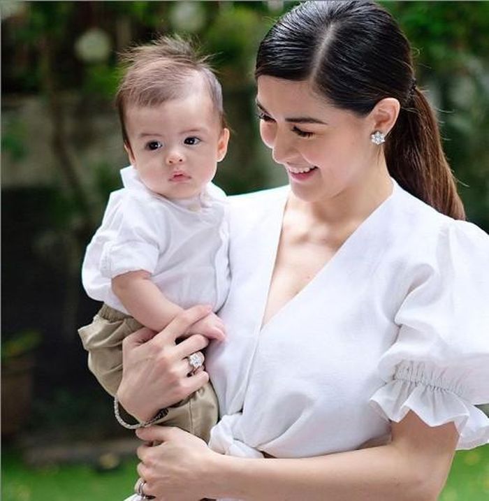 Tròn 3 tháng, cậu bé Jose Sixto được làm lễ rửa tội ở nhà thờ.