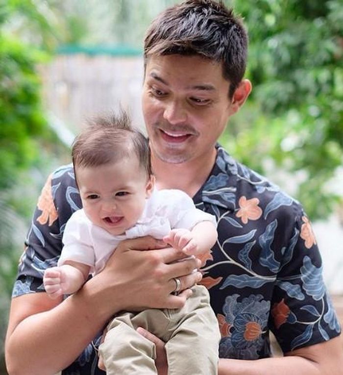 Nam diễn viên Dingdong Dantes hạnh phúc bế con trai nhỏ.