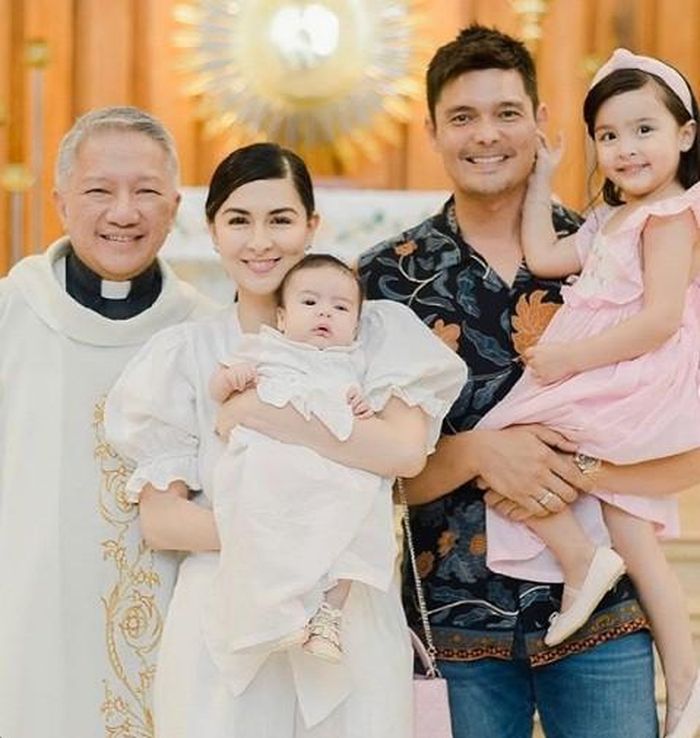 Marian Rivera làm đám cưới với tài tử Dingdong Dantes hôm 30/12 năm 2014. Cô sinh con gái đầu lòng Zia Dantes tháng 11/2015. 