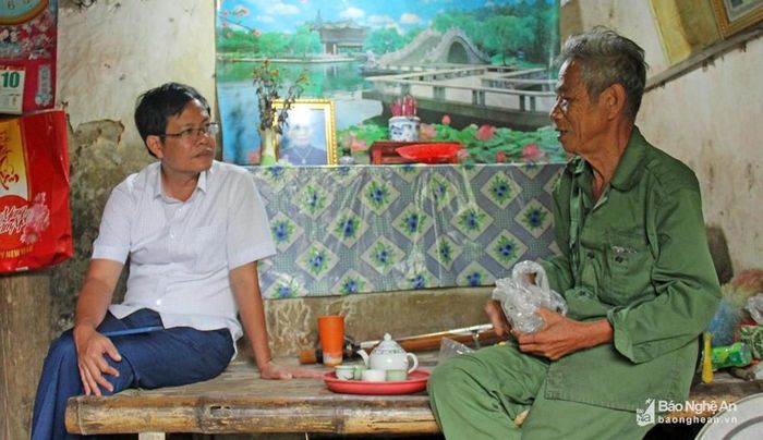 Đồng chí Nguyễn Anh Văn - Trưởng ban Tuyên giáo Thị ủy Hoàng Mai (trái) tìm hiểu thực tế tại cơ sở. Ảnh tư liệu Quách Quyết