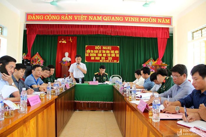 Đoàn công tác làm việc với xã Ngọc Lâm (Thanh Chương). Ảnh: Phú Hương