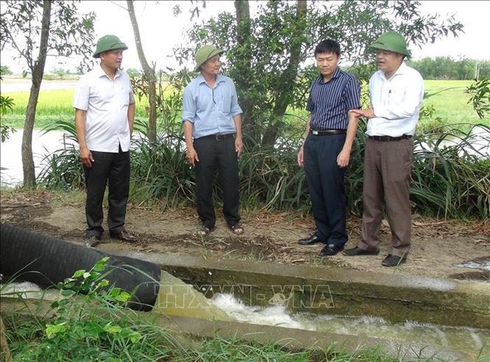 Lãnh đạo Tổng cục Thủy lợi kiểm tra hệ thống bơm dã chiến chống hạn tại huyện Gio Linh.