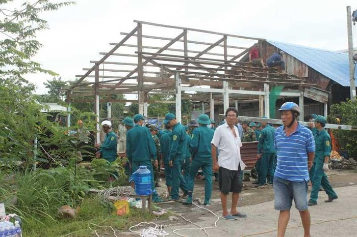 Chính quyền địa phương huy động các lực lượng đến hỗ trợ người dân.