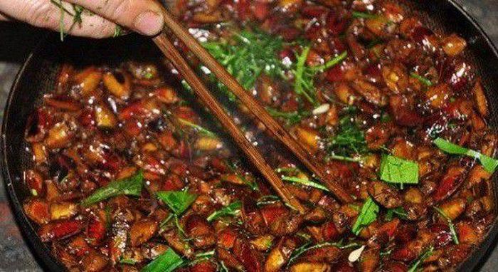Muốn bọ xít giòn ngọt phải đảo đều tay.