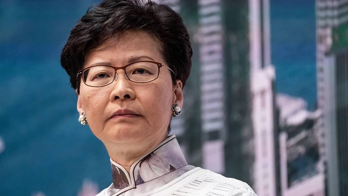 Trung Quốc vừa lên tiếng khẳng định sự ủng hộ dành cho lãnh đạo Hong Kong Carrie Lam và lực lượng cảnh sát của đặc khu, bất chấp sự phản đối của người dân và bạo lực nổ ra giữa người biểu tình và cảnh sát trong nhiều ngày qua