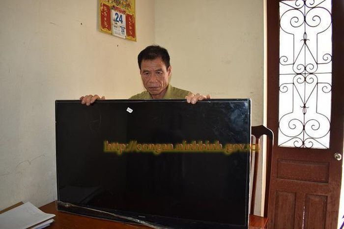 Đối tượng Nguyễn Văn Quang cùng tang vật của vụ án. Ảnh: Công an Ninh Bình.