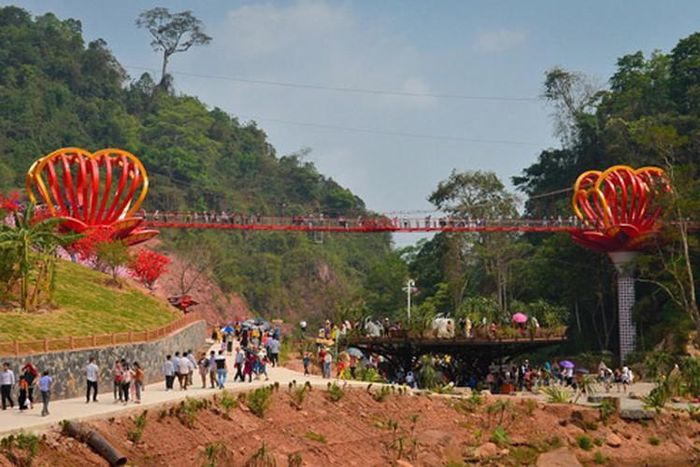  Cầu kính tình yêu có thể đón 50 đến 70 người đi một lượt 