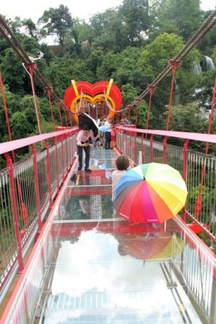  Được làm từ vật liệu chính là sắt thép và kính cường lực, cây cầu bảo đảm độ bền và an toàn cho du khách tham quan. Đây cũng là cây cầu kính đầu tiên của Việt Nam có chiều dài 80 mét, rộng 2 mét 