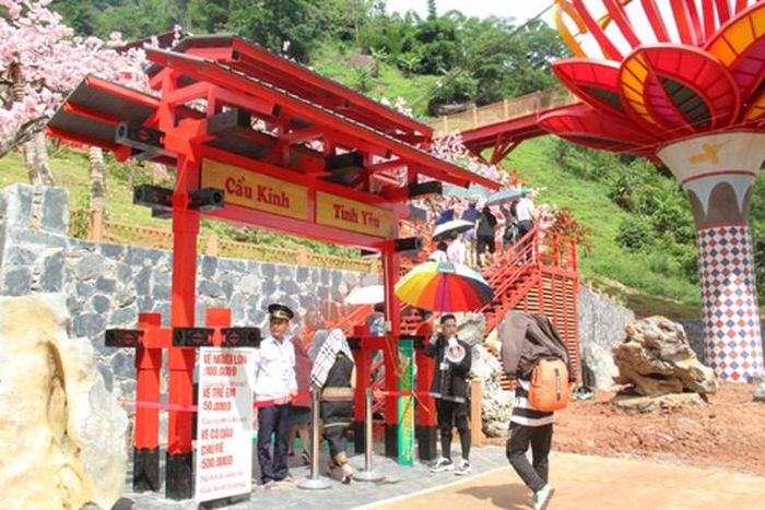  Giá vé tham quan áp dụng cho người lớn là 100 nghìn đồng/ người và trẻ em là 50 nghìn đồng/ người 