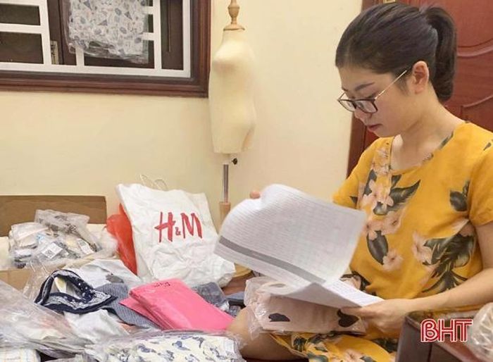 Trong thời gian nghỉ thai sản, chị Hồng Ngọc vừa chăm con nhỏ vừa tranh thủ bán hàng online