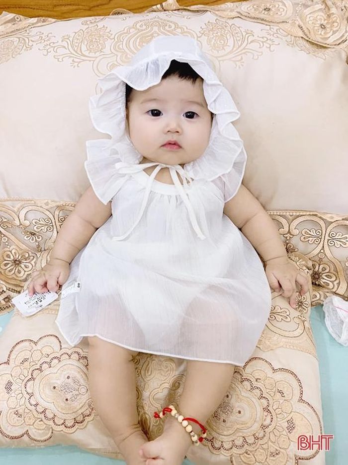 Đôi khi, sự hấp dẫn từ gian hàng của các mẹ bỉm sữa không ai khác chính là những "người mẫu nhí" chỉ mới vài tháng tuổi