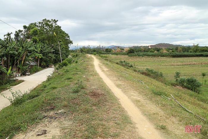 Đê Tân Long (đoạn qua xã Sơn Châu), huyện Hương Sơn được xây dựng từ những năm đầu thập kỷ 70 nay đã xuống cấp nghiêm trọng