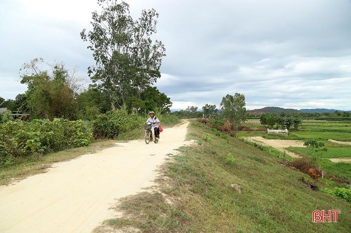 Đê Tân Long không chỉ có ý nghĩa trong việc ngăn lũ mà đây còn là tuyến giao thông quan trọng của nhân dân địa phương để phát triển sản xuất, giao lưu buôn bán.