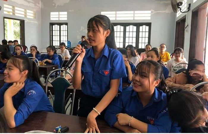 Thanh niên giao lưu trả lời kiến thức tại lớp tập huấn