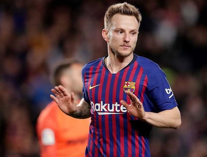  Lãnh đạo đội bóng xứ Catalan đã quyết định đưa 2 cựu binh Vidal và Rakitic vào danh sách chuyển nhượng do tuyến giữa đang quá tải 