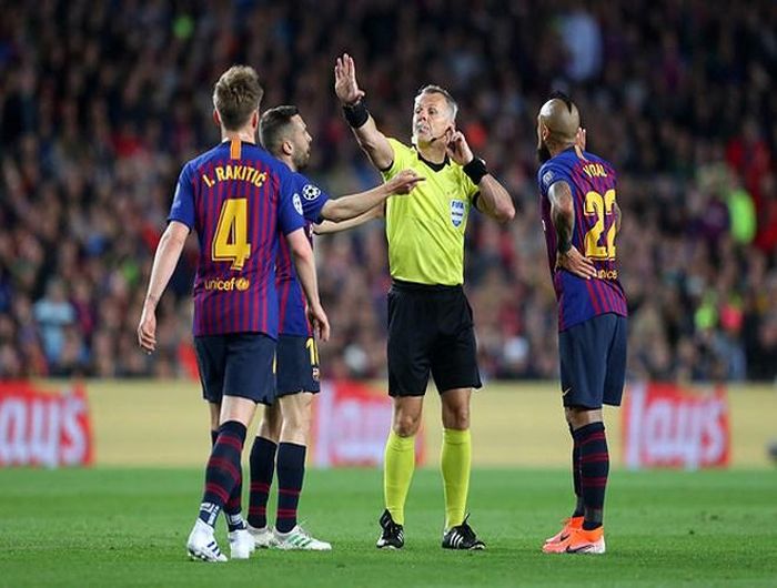  Mundo cho hay, Chủ tịch của Barcalona - Bartomeu đang mời chào những lời đề nghị cho Arturo Vidal và Ivan Rakitic 
