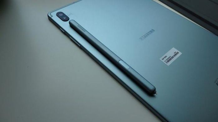 Mặt lưng của Galaxy Tab S6 với cụm camera kép và khe đặt bút cảm ứng S Pen. Ảnh: TechRadar.
