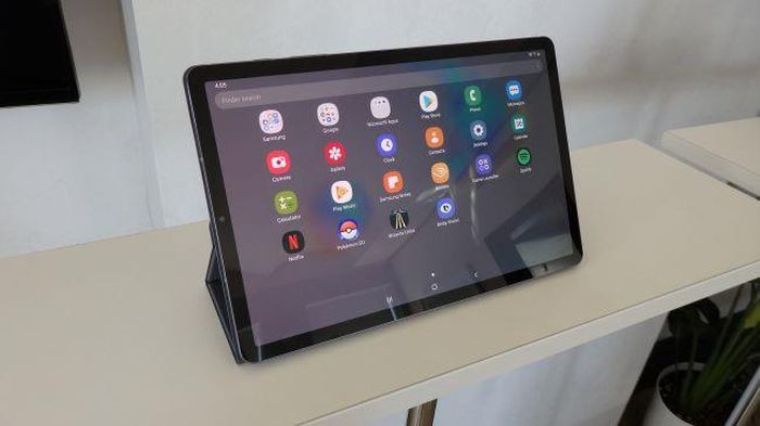 Mặt trước của Galaxy Tab S6 bỏ đi nút Home, có 4 viền mỏng đều nhau giống hệt Galaxy Tab S5e. Ảnh: TechRadar.