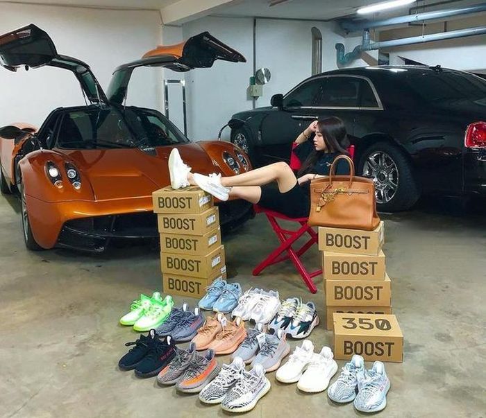 Joyce Phạm từng khiến dân mạng xôn xao khi khoe ảnh bộ sưu tập giày Yeezy Boost "siêu khủng" cùng chiếc túi xách Hermès Birkin sang chảnh. Một đôi giày trong số này không dễ kiếm và có thể được bán lại với giá lên tới 1.245 USD (giá thay đổi theo từng size). Chiếc túi Hermès Birkin chắc chắn không còn là item xa lạ đối với giới sành đồ hiệu. Bạn sẽ phải trả số tiền từ 15.000 USD trở lên để sở hữu chiếc túi xách sang xịn ấy.