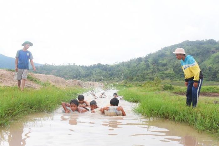 Các thầy luôn sát bên, giúp các em nhỏ trong làng sống sót khi tắm suối