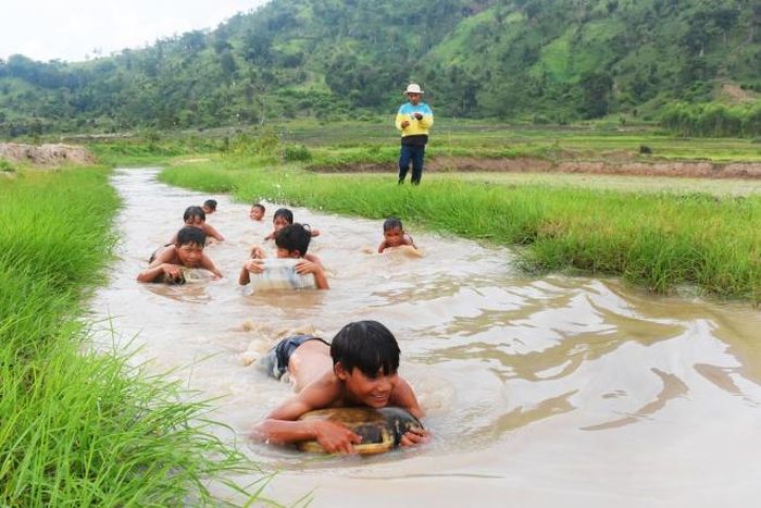 Các em bì bõm, nổi trên dòng suối nhờ phao bơi tự chế