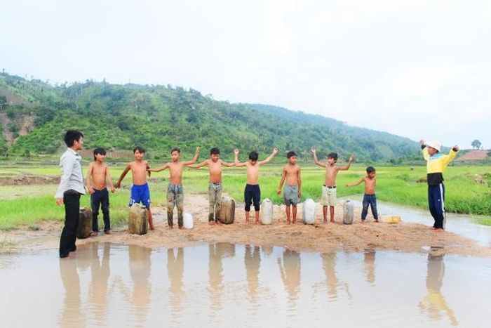 Các thấy hướng dẫn từng động tác và kỹ thuật cứu người tại lớp học