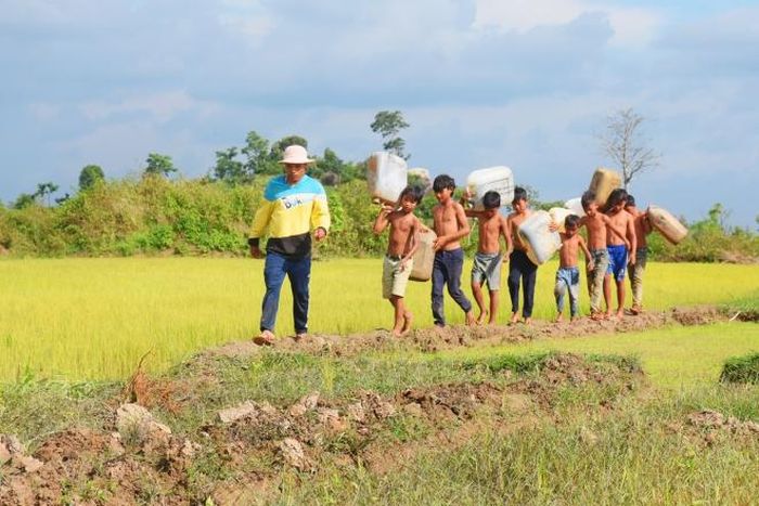 Can nhựa, thân chuối là công cụ giúp các em bám nổi trên nước lúc mới tập