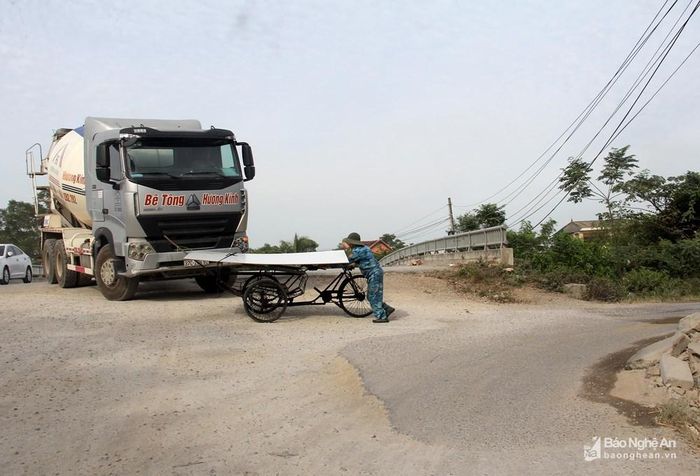 Nút giao thông cầu Đen nhiều năm nay trở thành điểm đen về tai nạn giao thông. Một chiếc xe bồn phải phanh gấp giữa dốc khi tài xế bất ngờ nhìn thấy người đạp xích lô phía trước. Ảnh: Phạm Bằng