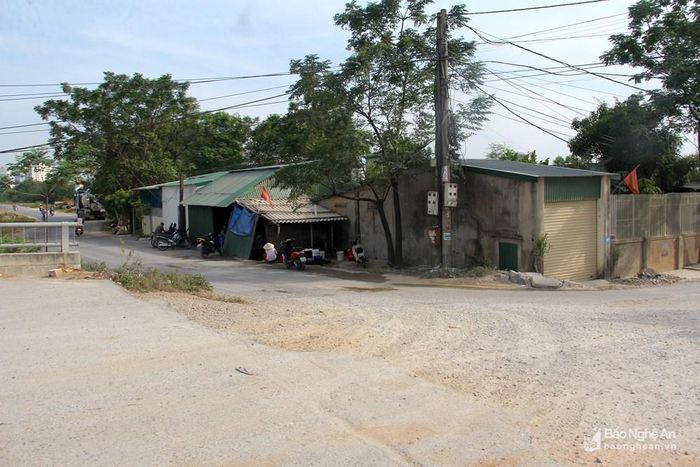 Căn nhà của gia đình bà Vân nằm sát góc cua, khuất tầm nhìn nên thường xảy ra tai nạn giao thông. Ảnh: P.B