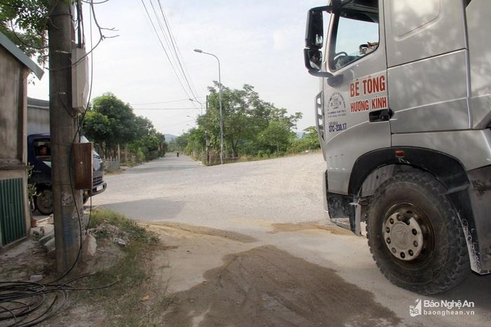 Dù đã có dự án bổ sung hệ thống đèn tín hiệu giao thông, điều chỉnh giảm độ dốc bằng cách giảm chiều cao mố cầu và giảm độ dốc từ cầu đến các nhánh đường. Ảnh: Phạm Bằng