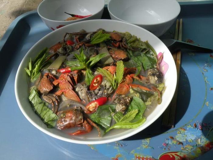 Vét nồi với tô canh tập tàng ba khía!