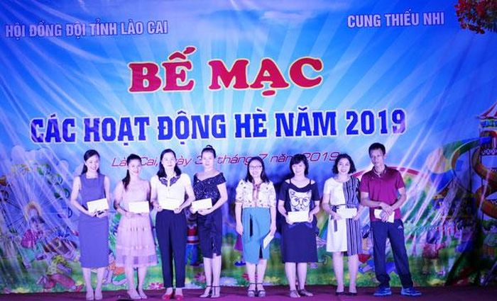 Khen thưởng các giáo viên, cộng tác viên có thành tích xuất sắc trong hoạt động hè.
