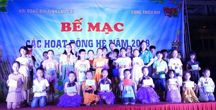 Khen thưởng học sinh các lớp năng khiếu có thành tích xuất sắc.