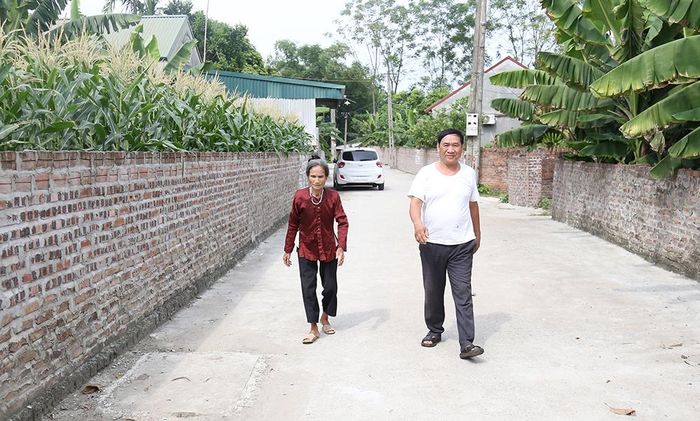 Đường giao thông nông thôn ở khu Phiên Quận (xã Tình Cương, huyện Cẩm Khê) thường xuyên ngập nước vào mùa mưa đã được người dân đồng thuận đóng góp đầu tư bê tông hóa, góp phần xây dựng NTM.