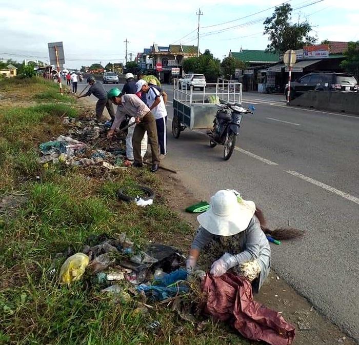 Người dân cùng tham gia ra quân làm vệ sinh