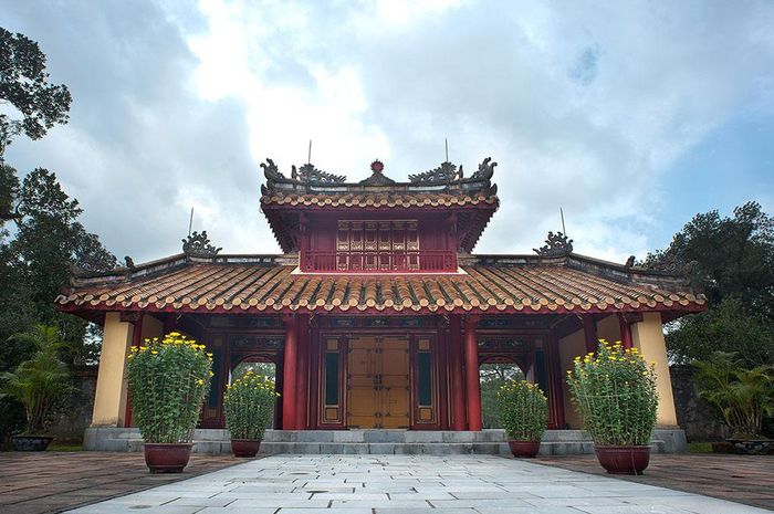 Lăng Minh Mạng uy nghi
