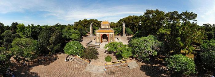 Lăng Tự Đức thơ mộng, trữ tình, được tạo nên chủ yếu bằng sự tinh tế của con người; phong cảnh nơi đây gợi cho du khách hình ảnh của một tao nhân mang nặng nỗi niềm trắc ẩn bởi tâm huyết của một nhà vua không thực hiện được qua tính cách yếu ớt của một nhà thơ...