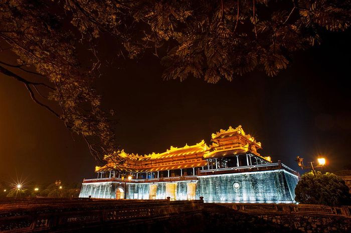 Cảnh Ngọ môn về đêm