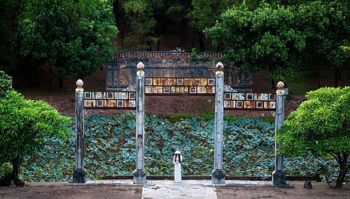 Lăng Thiệu Trị vừa thâm nghiêm, vừa thâm trầm, u uẩn giữa chốn đồng không quạnh quẽ cũng thể hiện phần nào tâm sự của một nhà thơ siêu việt trên văn đàn song không nối được chí tiền nhân trong chính sự