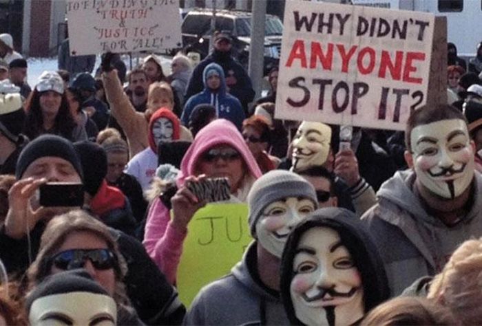 Người dân biểu tình ủng hộ Anonymous trong vụ án Steubenville. 