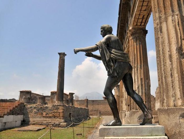  Thành Pompeii còn có 2 rạp hát, với sức chứa 2 vạn người.Nơi đây còn được dùng làm sân thi đấu vật giữa người với người và người với dã thú 