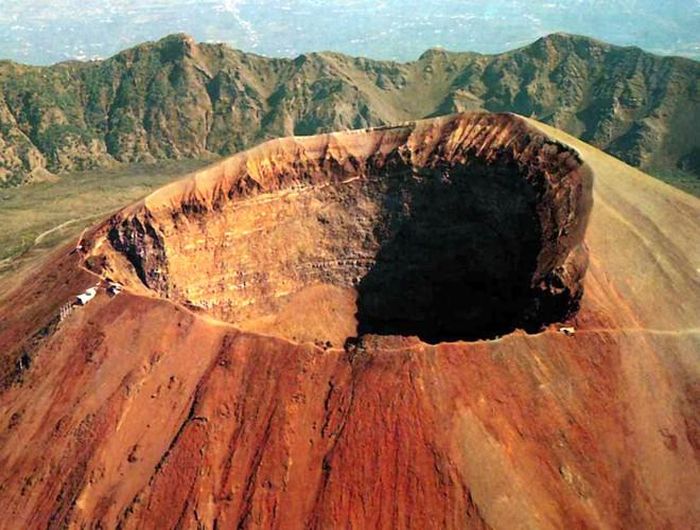  Núi nửa Vesuvius đã ngừng hoạt động sau khi chôn vùi thành phố Pompeii 