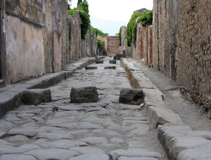  Theo tư liệu lịch sử, thành cổ Pompeii có diện tích 1,8km2 được bao quanh bằng đá, tường bao dài 4,8km và có 7 cửa thành 