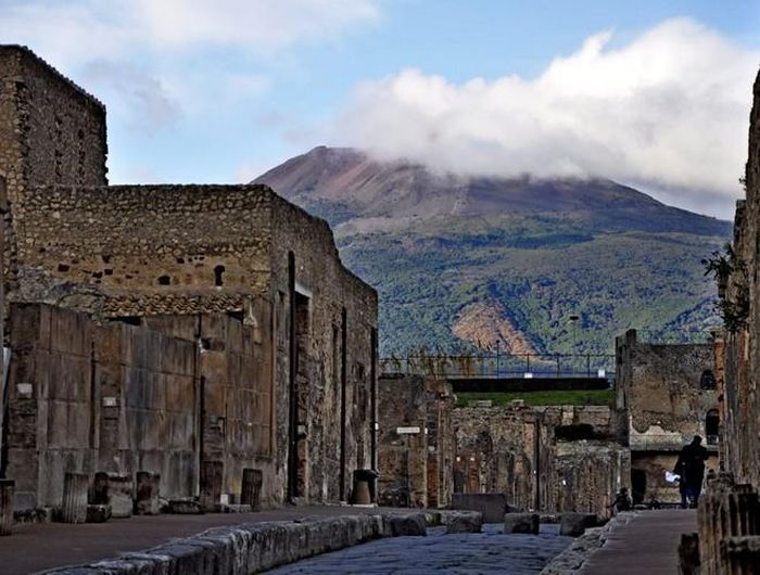  Bước chân vào khu vực thành phố cổ Pompeii, nhiều du khách đã bất ngờ trước hàng loạt cổng chào,đền thờ, đại giáo đường... mang đậm phong cách kiến trúc La Mã cổ đại 
