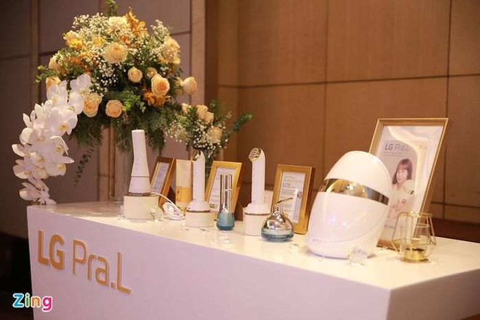 Bộ sản phẩm LG Pra.L gồm 4 thiết bị làm đẹp.