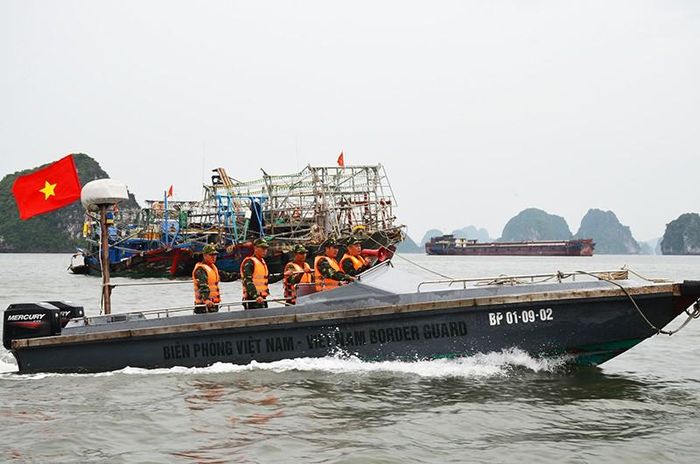 Hải đội 2 biên phòng tuyên truyền, vận động ngư dân vào bờ tránh bão. Ảnh Nguyễn Chiến
